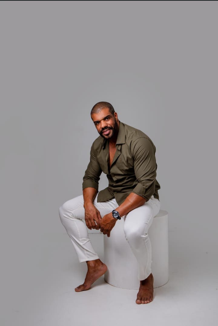 Retrato de Renê Borges Silva, sócio e diretor de gestão da Gloss Beauty Clinic